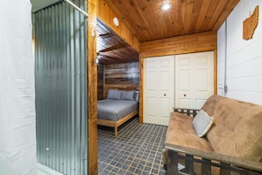 3 bedrooms, desk, iron/ironing board, WiFi (free) - Fern Ridge Cabin - Hot Tub - 60 Acres with Trails! (Laurelville)