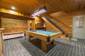 Game room - Fern Ridge Cabin - Hot Tub - 60 Acres with Trails! (Laurelville)