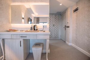 Deluxe Room | Egyptian cotton sheets, premium bedding, Select Comfort beds