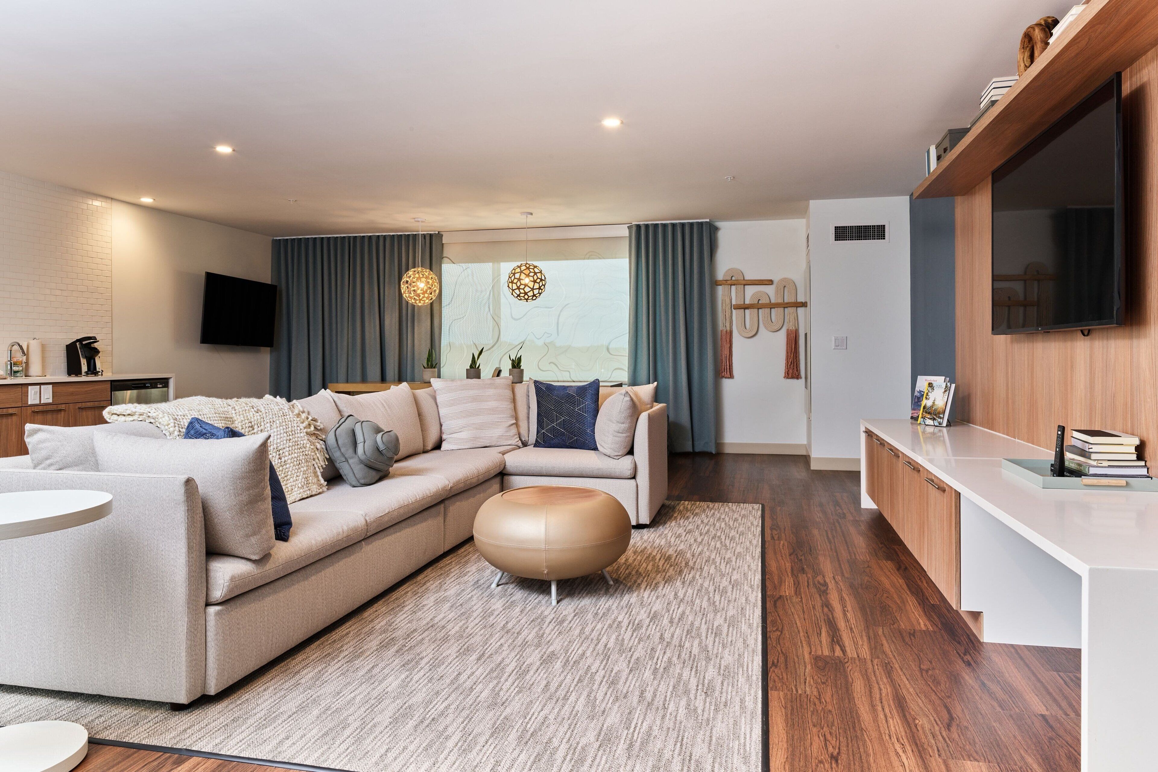 Nệm có lớp đệm bông, bàn, khu vực làm việc phù hợp cho laptop 