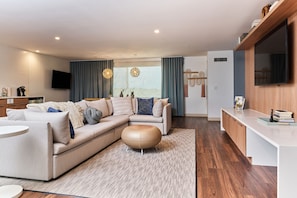 Bantalan ekstra lembut, meja kerja, dan ruang kerja ramah laptop