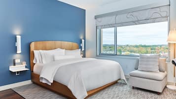 Pillowtop beds, desk, laptop workspace, free cribs/infant beds