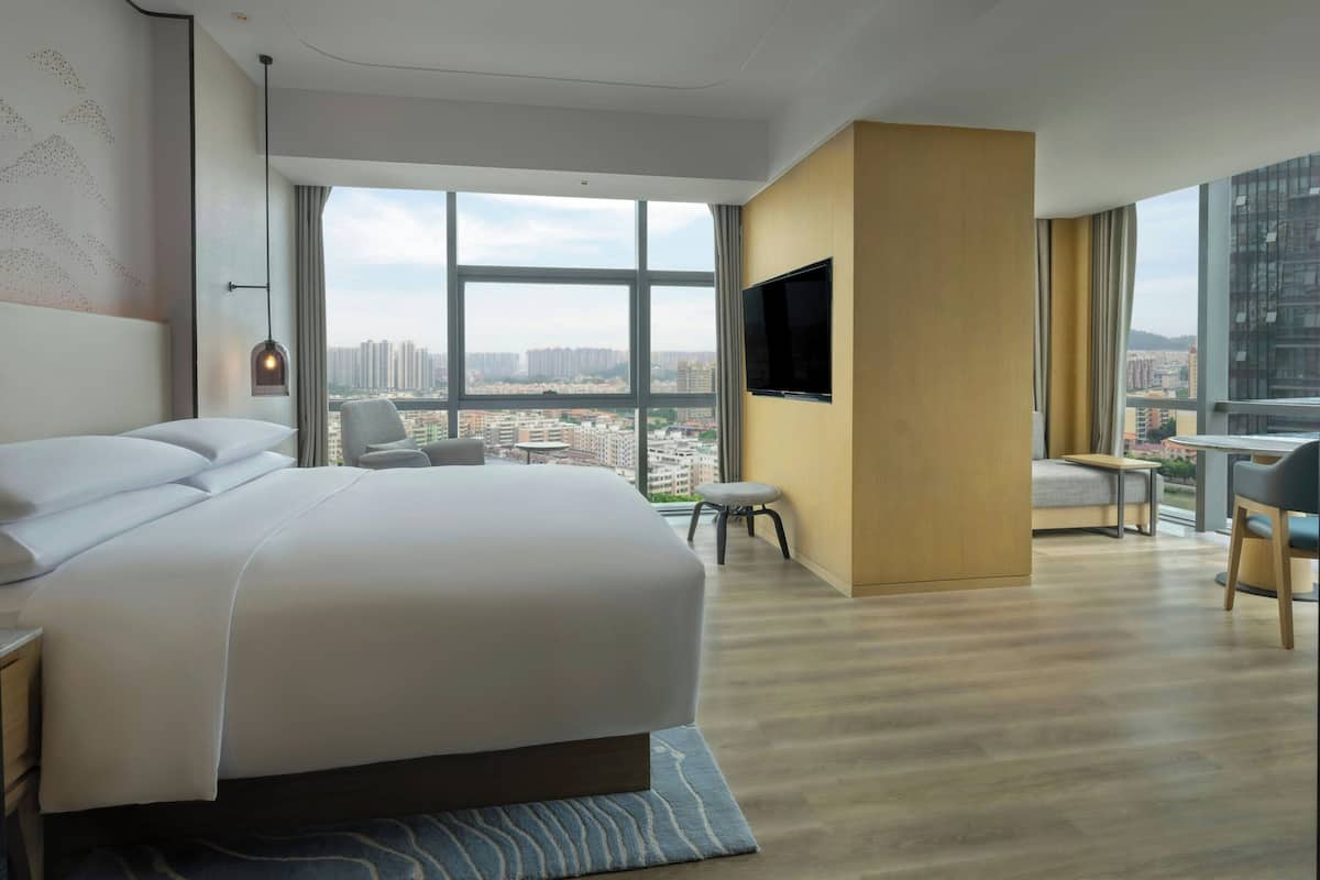 Suite Deluxe, 1 habitación, vista a la ciudad | Edredón, minibar, escritorio y espacio para trabajar con laptop