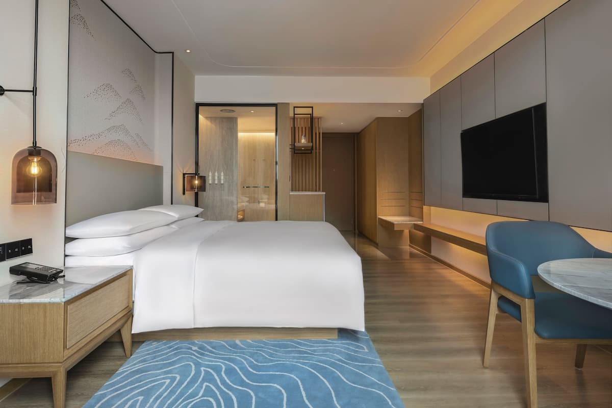Superior kamer, 1 kingsize bed, uitzicht op de stad | 1 slaapkamer, donsdekens, een minibar, een bureau
