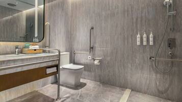 Une salle de bain moderne équipée de toilettes, d’un bidet et d’une douche.