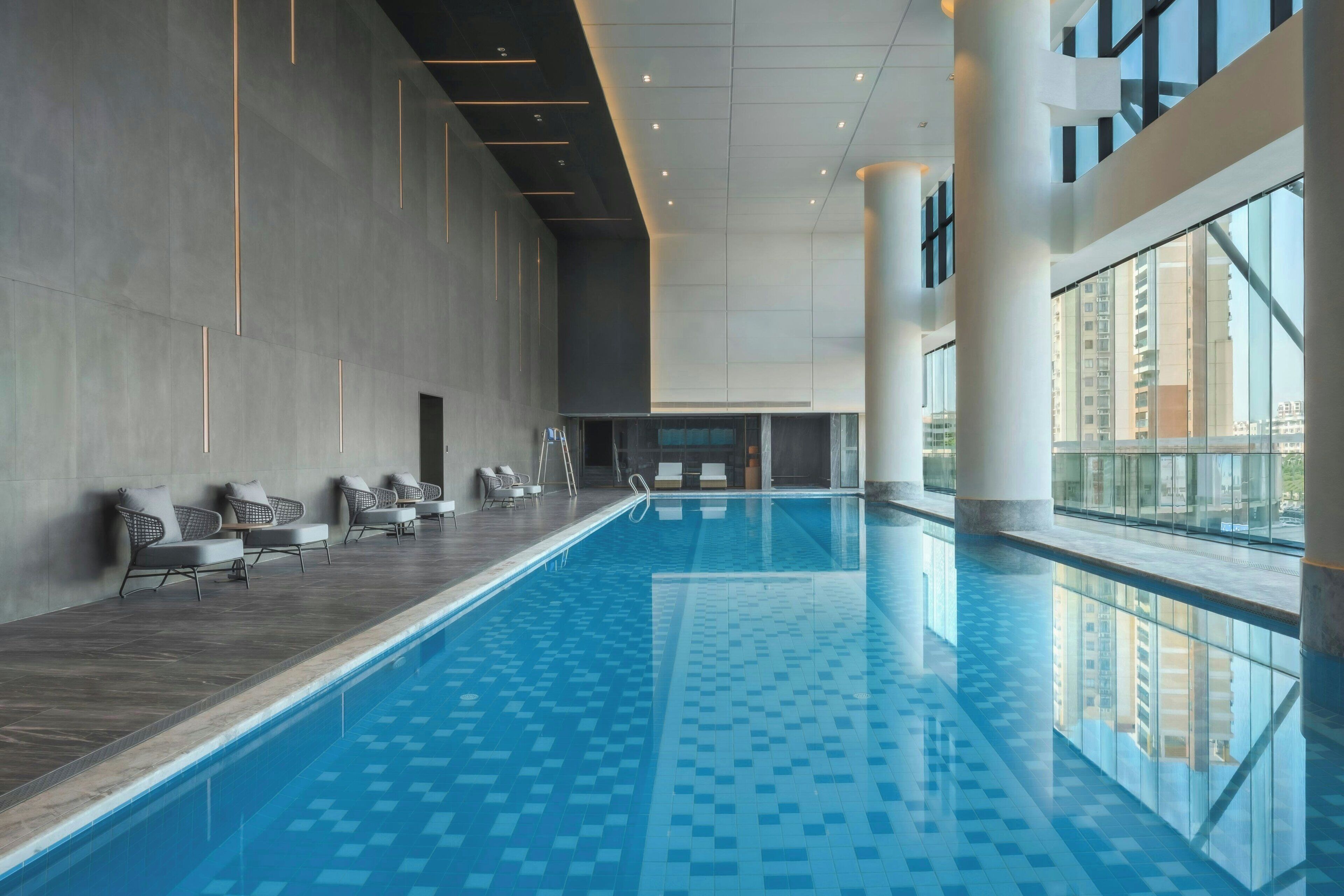 Una piscina cubierta