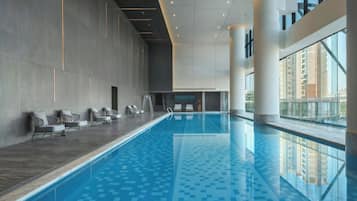 Una piscina cubierta