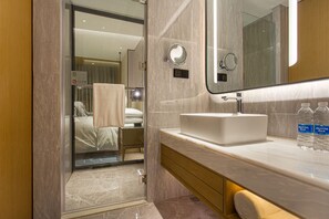 Habitación Premier, 1 cama King size, vista a la ciudad | Baño | Amenidades de baño gratuitas, secadora de cabello, batas, toallas 