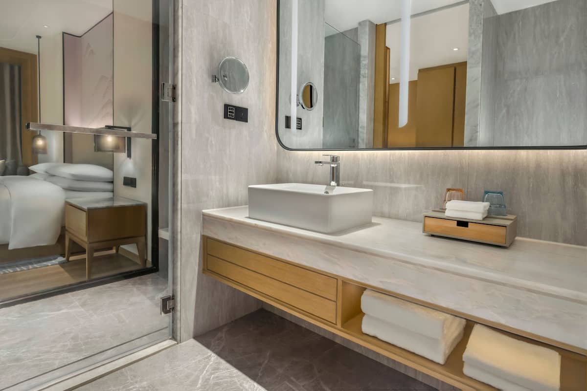 1 slaapkamer, donsdekens, een minibar, een bureau