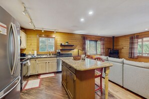 Fridge, microwave, oven, stovetop - Cabin with grill, outdoor dining, & fireplace - drive minutes to hiking (Flagstaff)