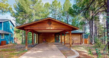 Cabin with grill, outdoor dining, & fireplace - drive minutes to hiking