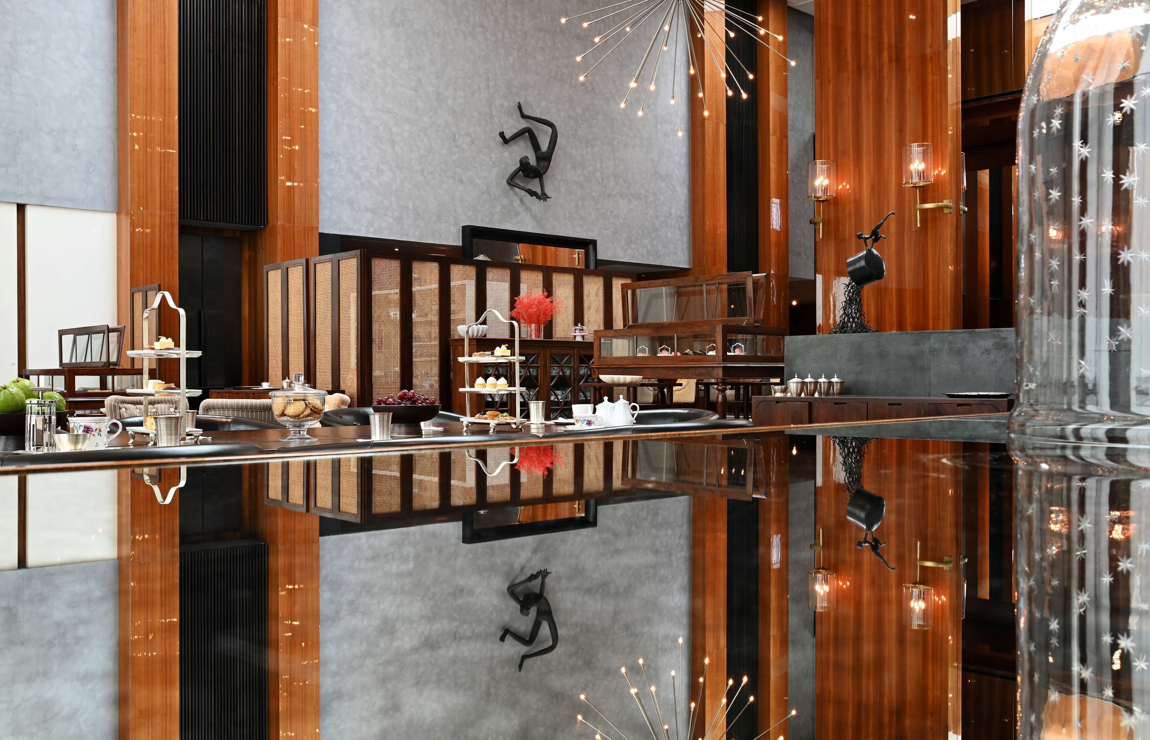 2 bars/lounges