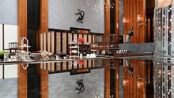 2 bars/lounges