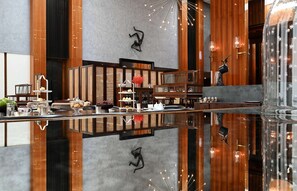 2 bars/lounges