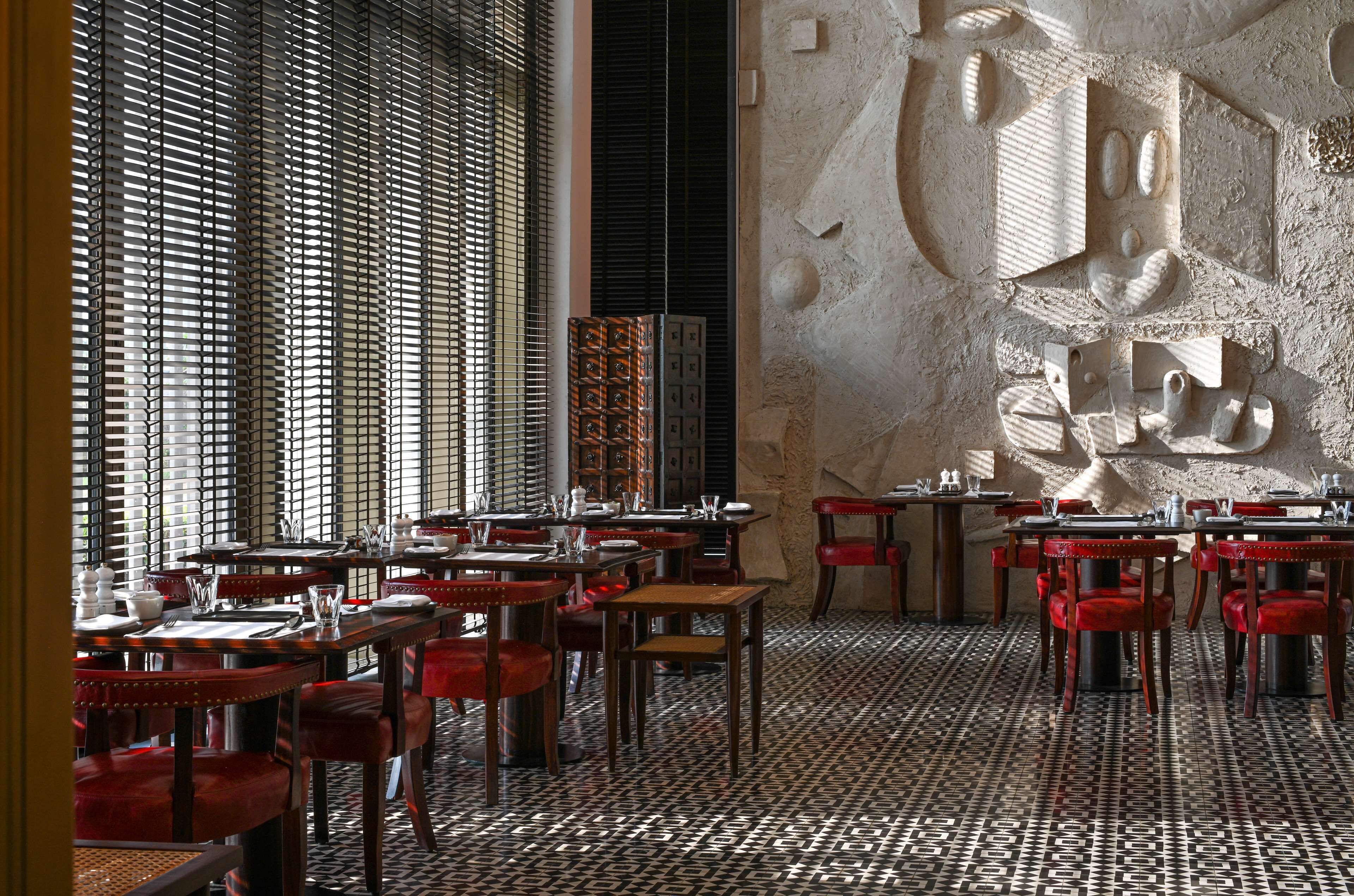 2 restaurants; breakfast, lunch and dinner served 