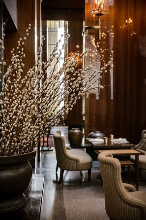 2 restaurants, local and international cuisine - Grand Hyatt Gurgaon (Gurugram)