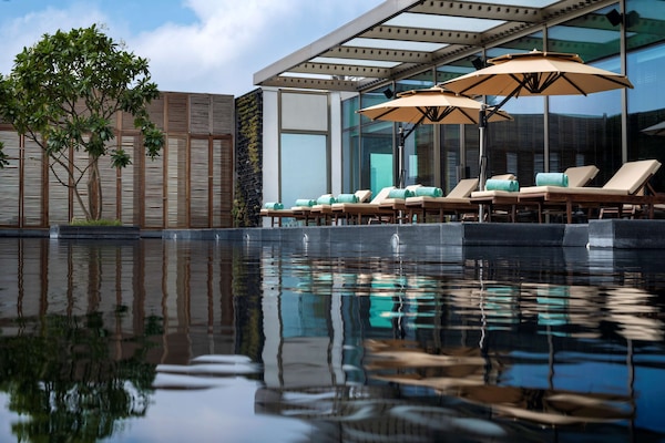 Utendørsbasseng og solsenger