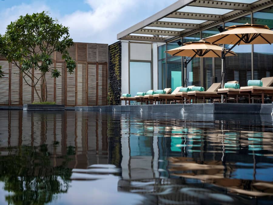 Ulkouima-allas, aurinkotuoleja