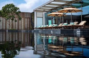 Outdoor pool, sun loungers - Grand Hyatt Gurgaon (Gurugram)