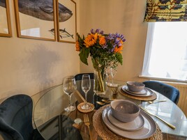 Refrigerador, tetera/pava eléctrica, tostadora, utensilios de cocina