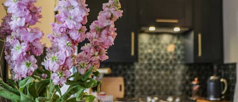 Refrigerador, tetera/pava eléctrica, tostadora, utensilios de cocina