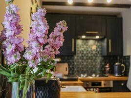 Refrigerador, tetera/pava eléctrica, tostadora, utensilios de cocina