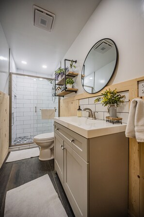 Douche, sèche-cheveux, serviettes fournies