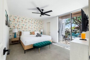 4 quartos, escrivaninha, ferros/tábuas de passar roupa, berço de viagem