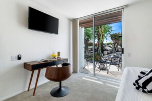 4 bedrooms, desk, iron/ironing board, travel crib - Sunsplash Retreat - Pool with Mountain Views (Palm Springs)