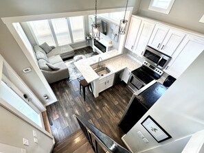 تلفزيون ذكي، مدفأة، كُتُب