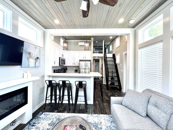 تلفزيون ذكي، مدفأة، كُتُب