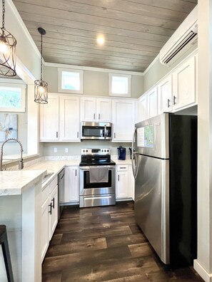 ثلاجة، ميكروويف، فرن، موقد طهي مسطح