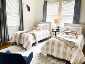 3 habitaciones, escritorio, tabla de planchar con plancha y wifi gratis 