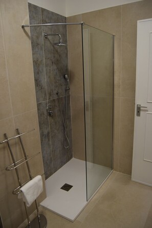 Dusche, Haartrockner, Bidet, Handtücher