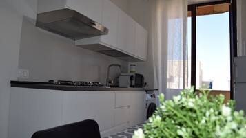 Frigorifero, microonde, piano cottura, macchina per tè/caffè