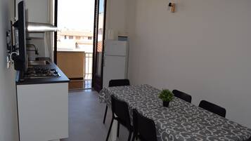 Frigorifero, microonde, piano cottura, macchina per tè/caffè