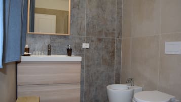 Doccia, asciugacapelli, bidet, asciugamani