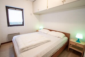 1 bedroom, bed sheets