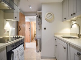 Ψυγείο, πλυντήριο πιάτων, βραστήρας νερού, φρυγανιέρα