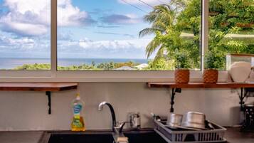 Geladeira, micro-ondas, cooktop, cafeteira/chaleira