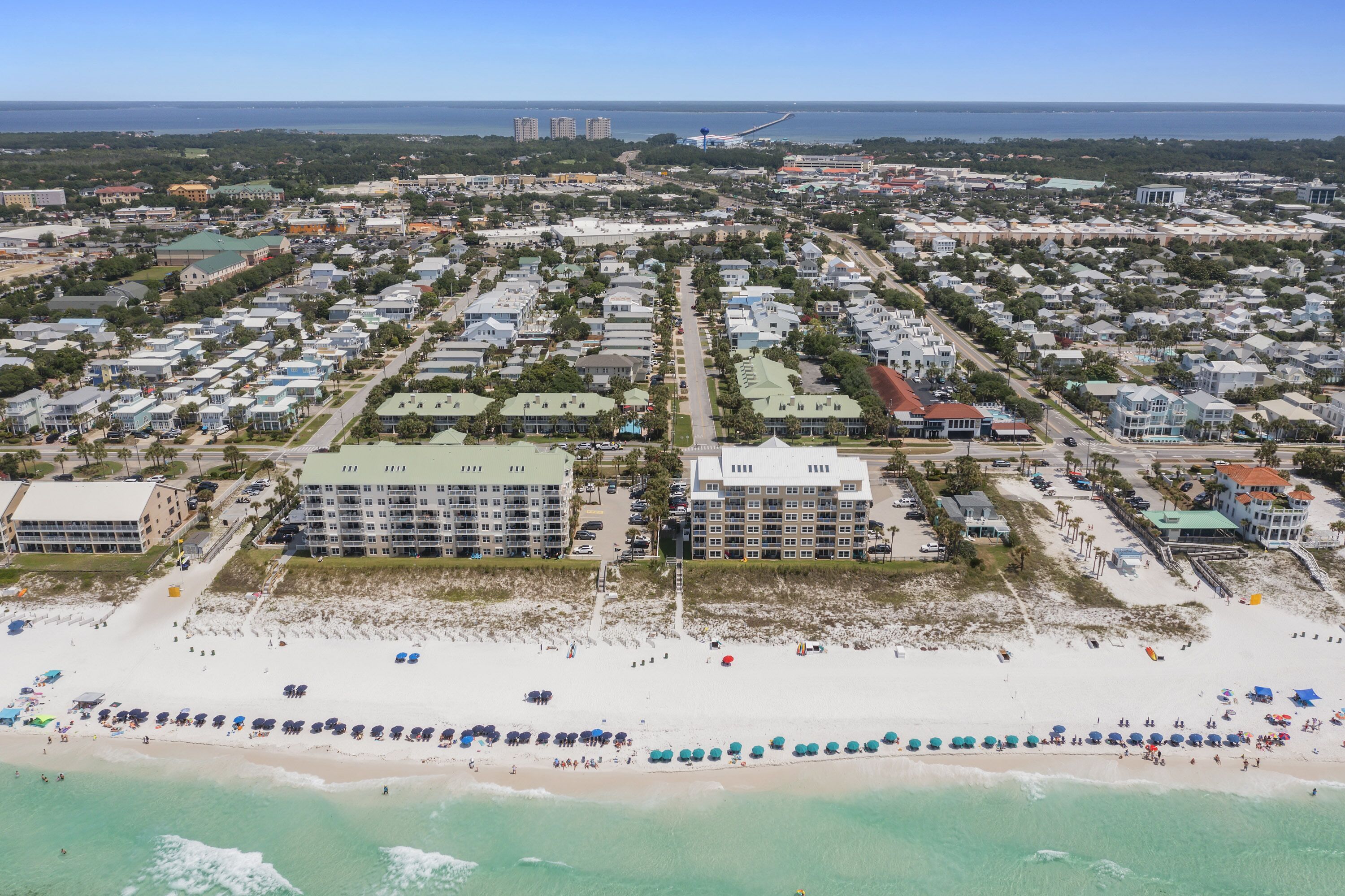 Playa en los alrededores y camastros 