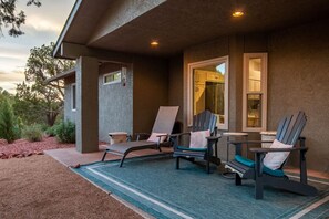 Terrace/patio - Magical Cottage: Hot Tub, VIEWS, Nature All Around (Sedona)