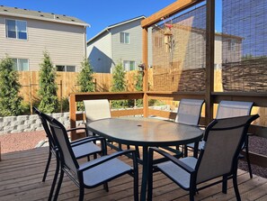 Outdoor dining - New modern boho cozy home, child-friendly, central AC, fast internet (Gresham)