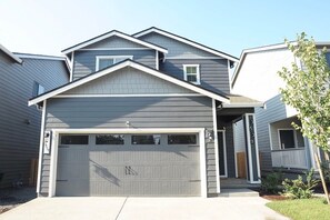 Exterior - New modern boho cozy home, child-friendly, central AC, fast internet (Gresham)