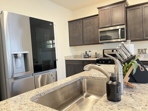 Private kitchen - New modern boho cozy home, child-friendly, central AC, fast internet (Gresham)