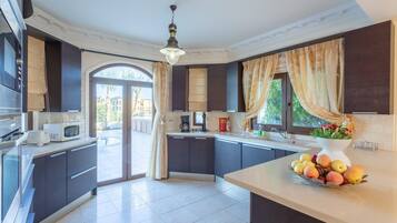 Villa | 4 bedrooms, WiFi