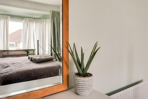 Cheerfull 3-bedroom Home With Parking Garden