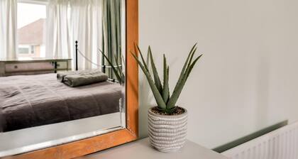 Cheerfull 3-bedroom Home With Parking Garden