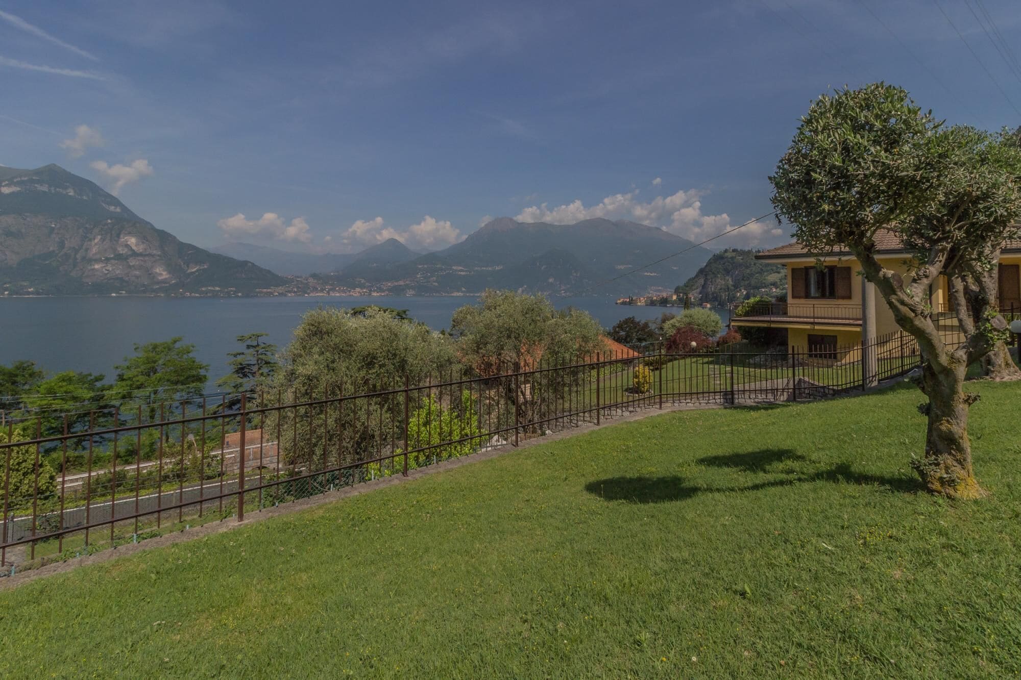 Une maison avec vue sur un lac et des montagnes.