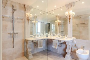 A luxurious bathroom with two sinks, a shower, and a bidet. - Casa Stella in Lucca (Lucca)